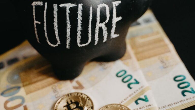 Tirelire et billets en euros pour le budget