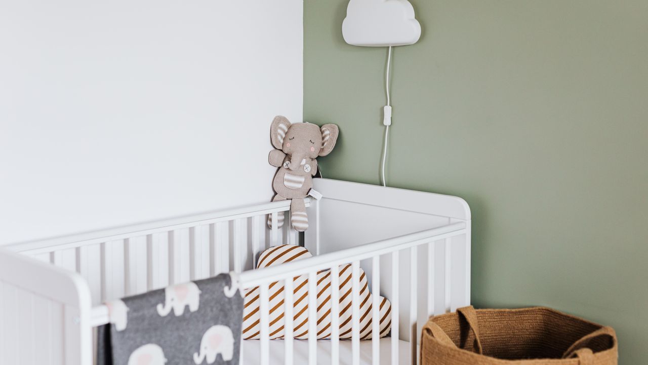 Aménager la chambre de bébé : sécurité, sommeil et organisation
