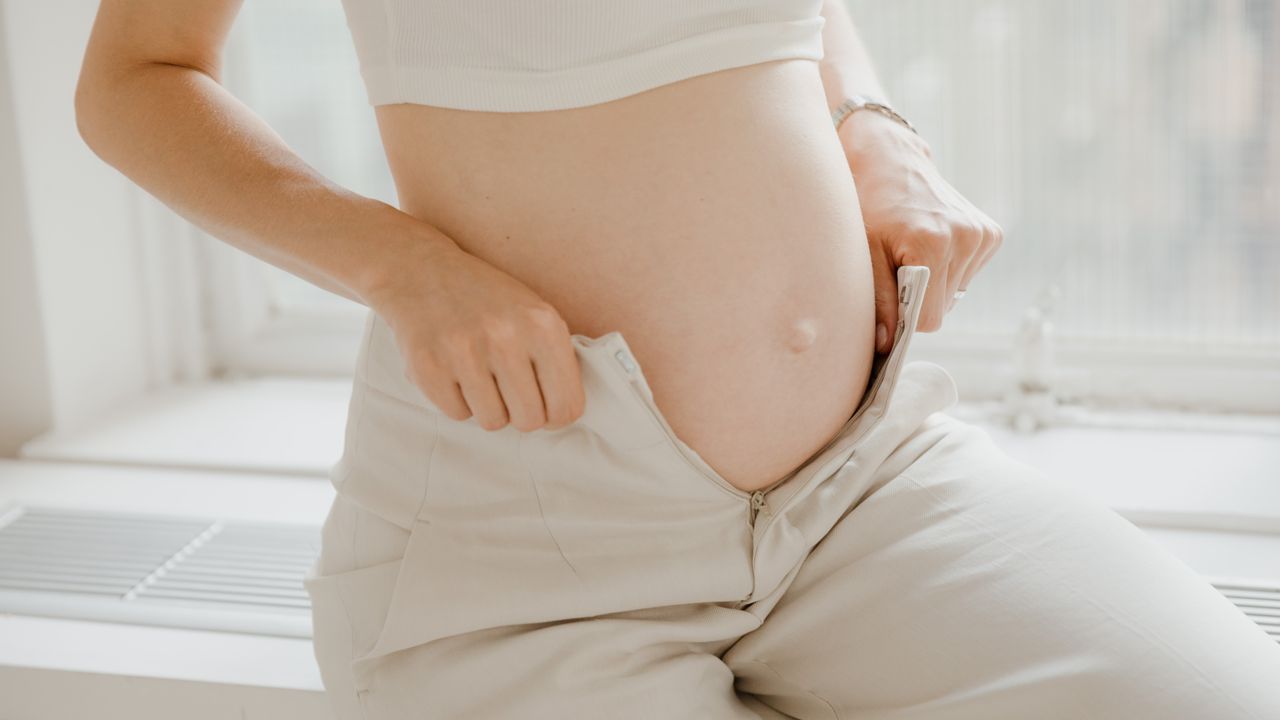 Femme enceinte tenant son ventre