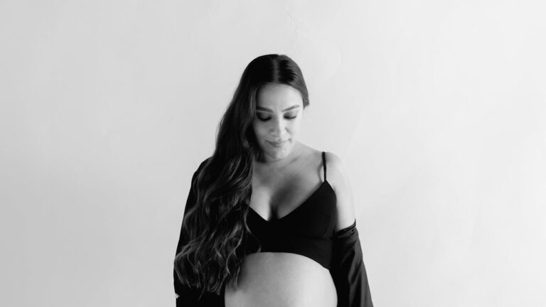 Femme enceinte montrant son ventre