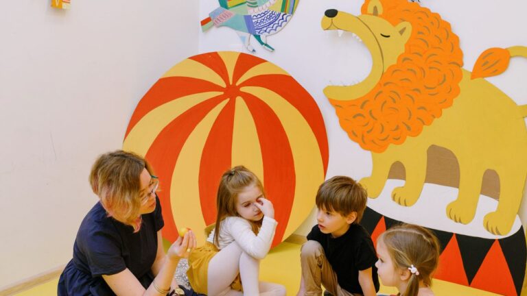 Éducatrice jouant avec un jeune enfant en crèche