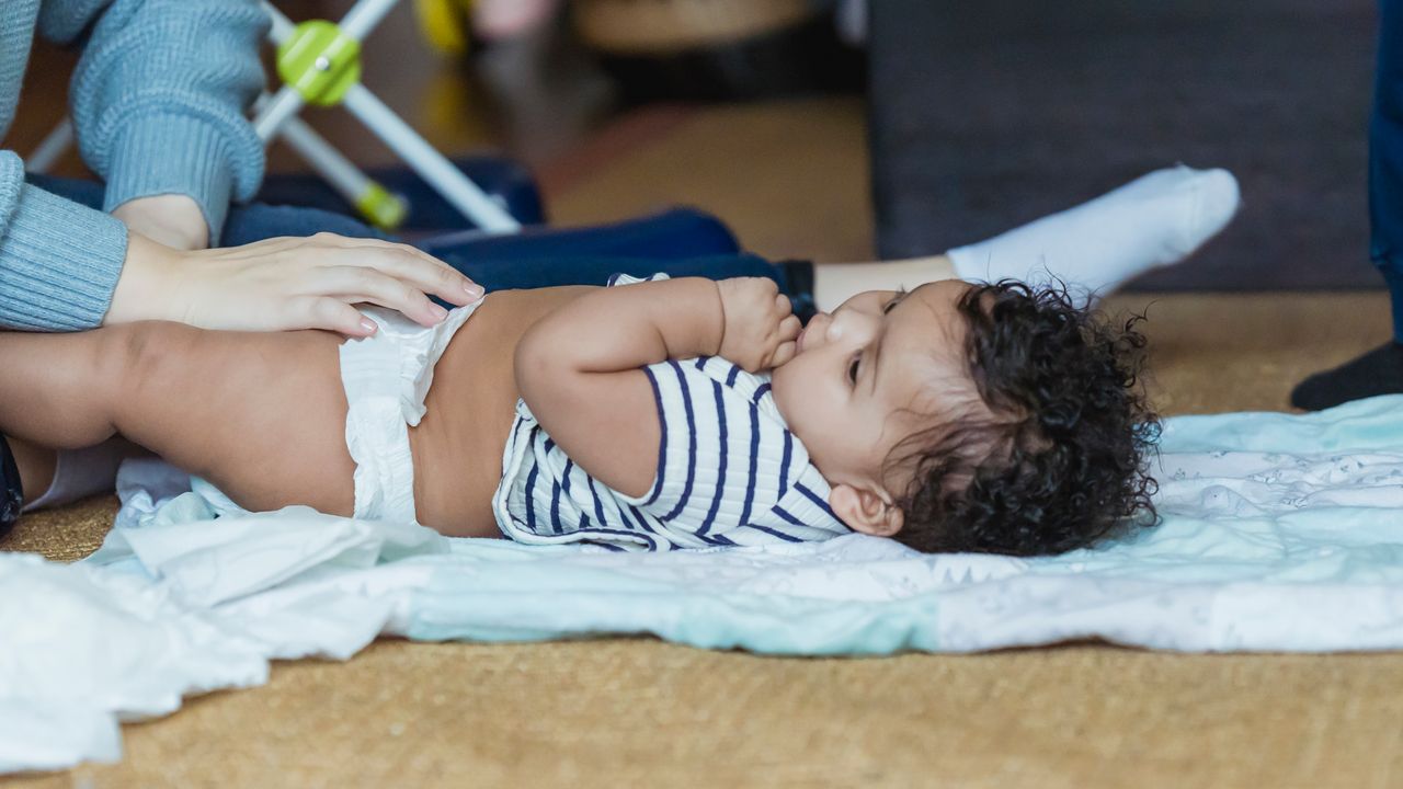 Eau, liniment ou lingettes : comment nettoyer les fesses de bébé