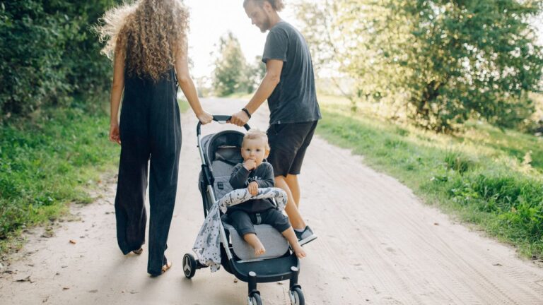 Famille se promenant dans un parc avec une poussette
