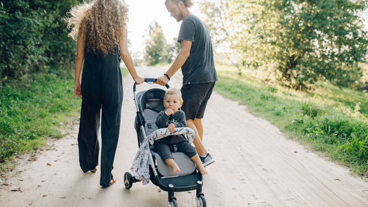 Famille se promenant dans un parc avec une poussette