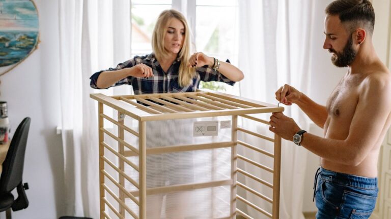 Futurs parents préparant l'arrivée de bébé