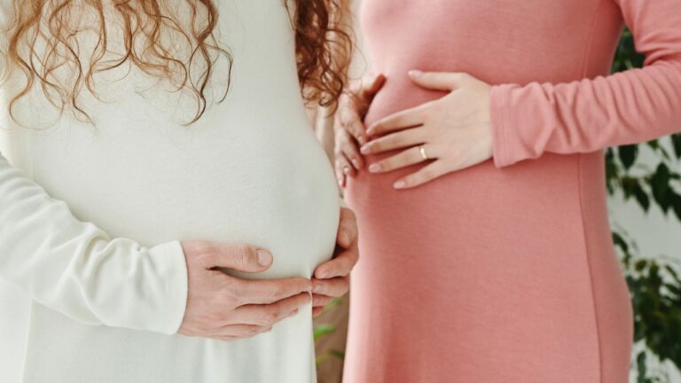 Femmes enceintes, mains posées sur le ventre