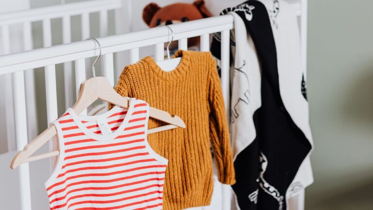 Vêtements et affaires de bébé dans la chambre