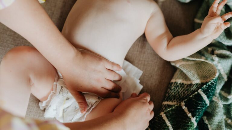 Parent prenant soin de son bébé