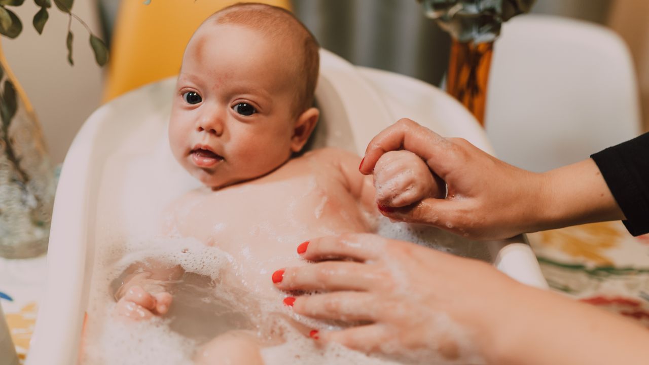 Le premier bain de bébé : quand, comment et à quelle température