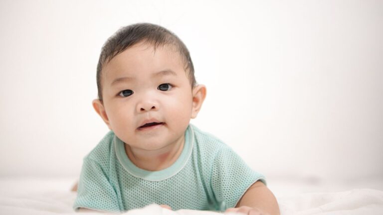 Bébé éveillé sur le ventre, exercice de prévention de la tête plate (plagiocéphalie)