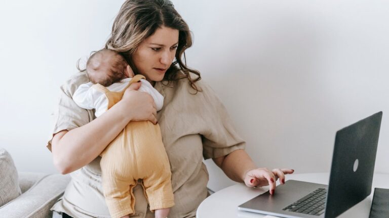 Maman de retour au travail avec son bébé, conciliant allaitement et vie professionnelle