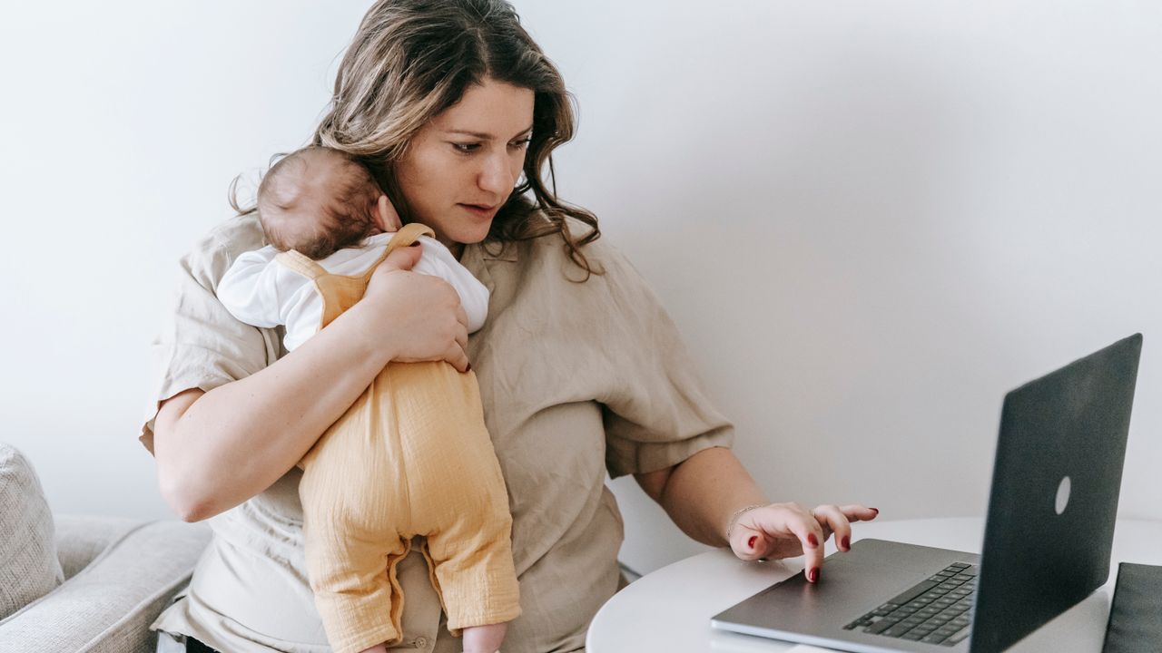 Allaitement et reprise du travail : tirer son lait au bureau, mode d’emploi