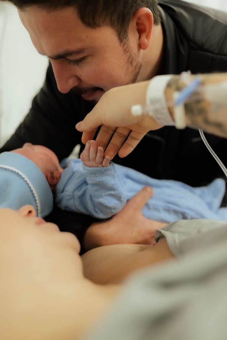 Un papa découvre son nouveau-né à l'hôpital, quelques heures avant le retour à la maison