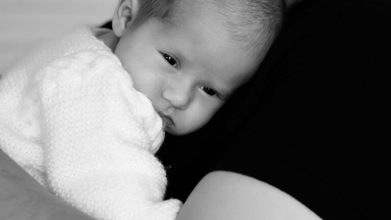 Papa indépendant tenant son bébé dans les bras à la maison
